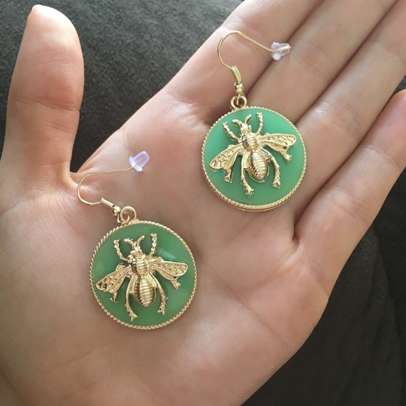 Gold Queen Bee Platform Circle Earrings - Picture 4 of 8